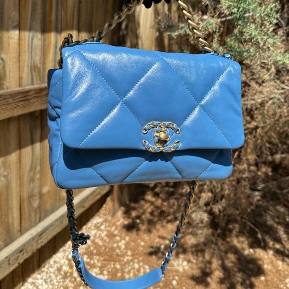 $6,900 CHANEL 19 Flap Bag Medium Blue 21P Excellent Condition - Picture 16 of 16